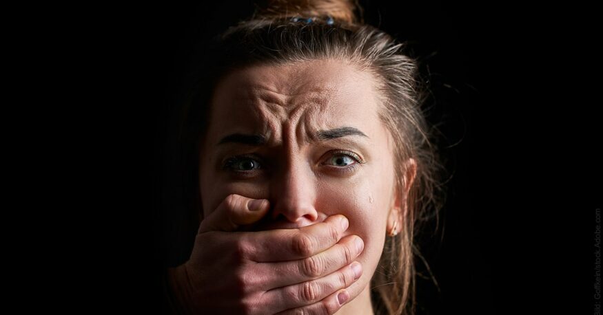 Gewalt in der Beziehung: Frau mit zugehaltenem Mund